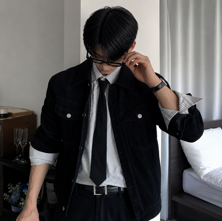 ブラックコーデュロイのジャケットを着用した人物のフロントカット。