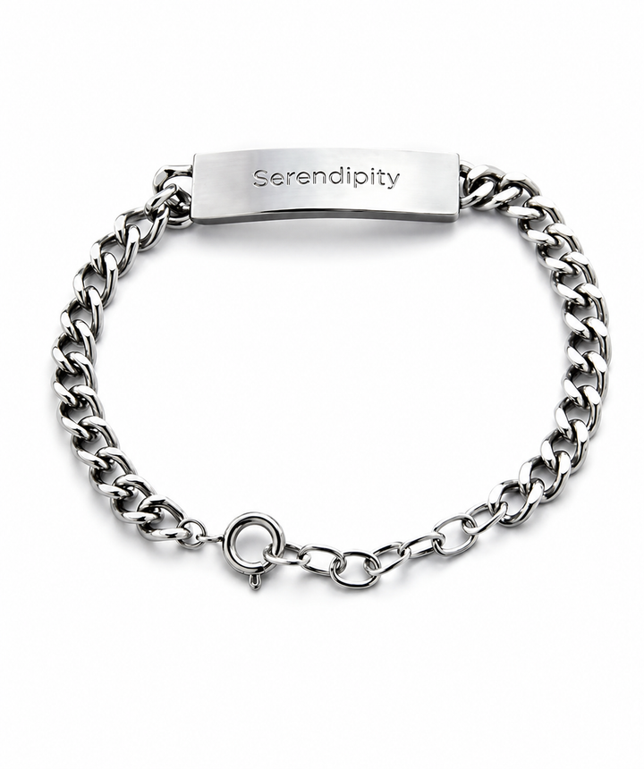 白い背景に浮かび上がる、洗練された「Serendipity」の文字が刻印されたシルバーのIDプレート喜平チェーンブレスレット