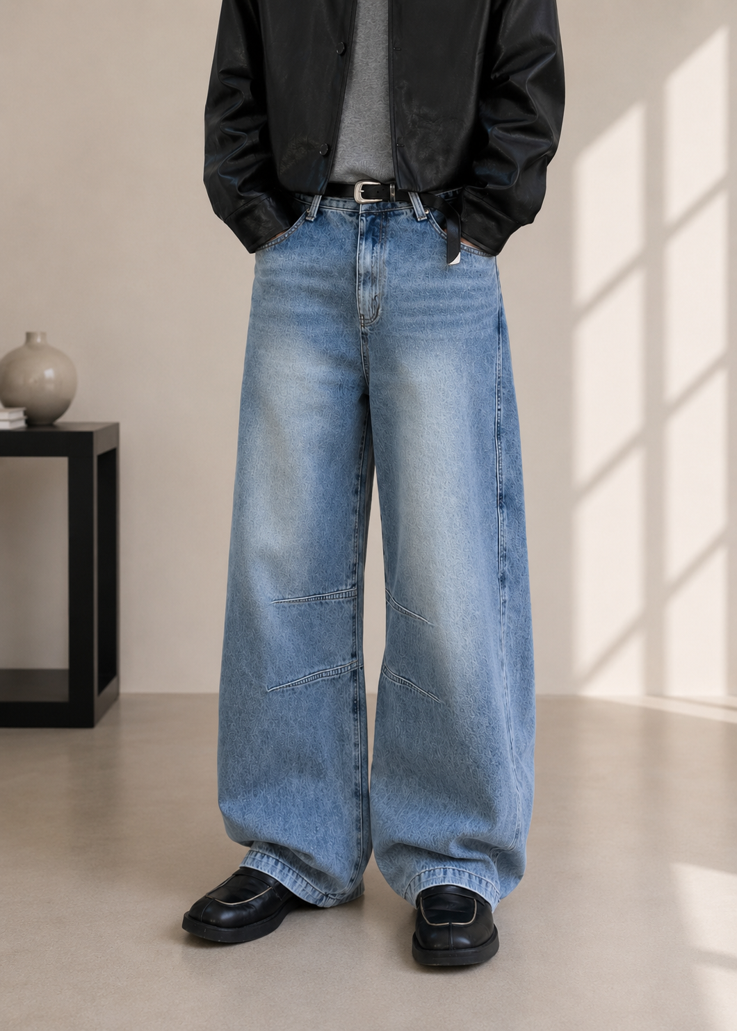 ウォッシュドブルーのワイドデニムパンツを着用している人物のフロントカット。