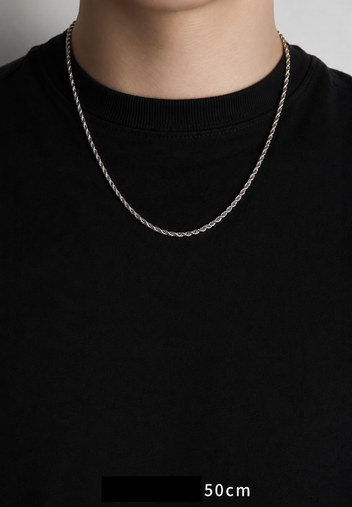 黒のクルーネックTシャツを着用した男性が、50cmのシルバーロープチェーンネックレスを身に着けているスタイリングカット。