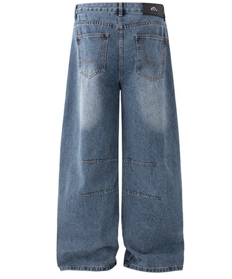 ウォッシュドブルーのワイドデニムパンツの商品単体（白背景）のバックカット。