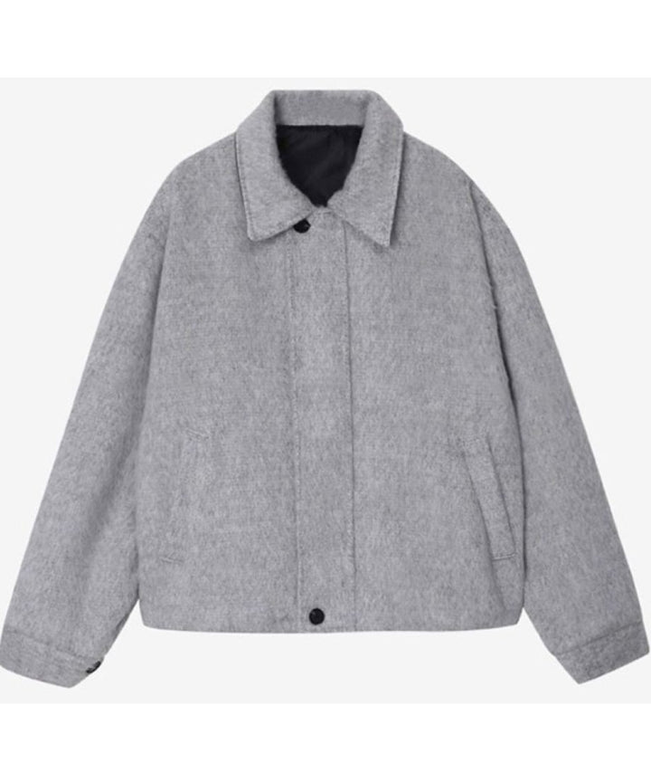 白背景に置かれた、シルバーグレーのジップアップジャケットのフロント単体商品置き画カット。