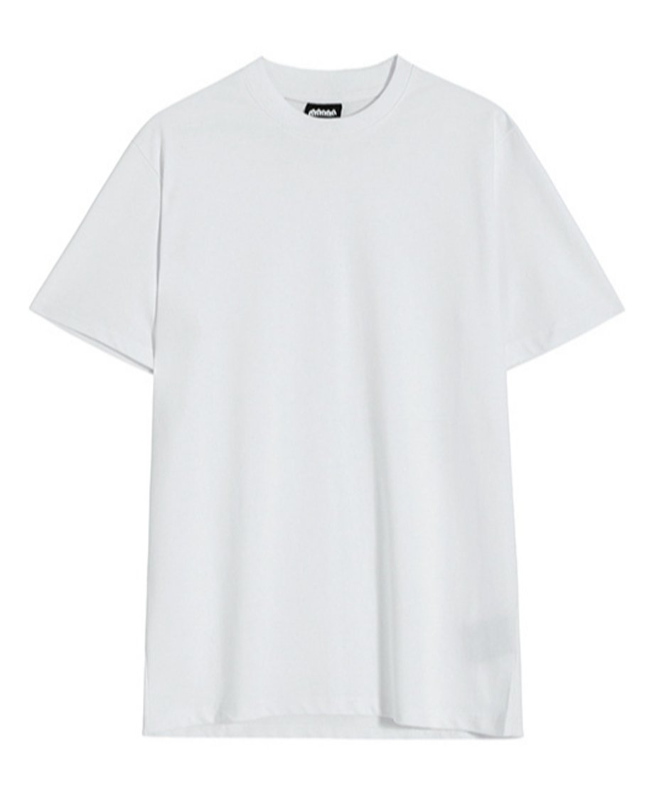白い背景に置かれた、シンプルなデザインのホワイトの半袖クルーネックTシャツの正面全体写真。