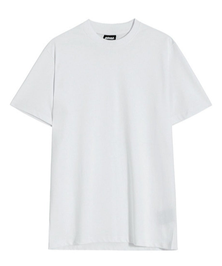 白い背景に置かれた、シンプルなデザインのホワイトの半袖クルーネックTシャツの正面全体写真。