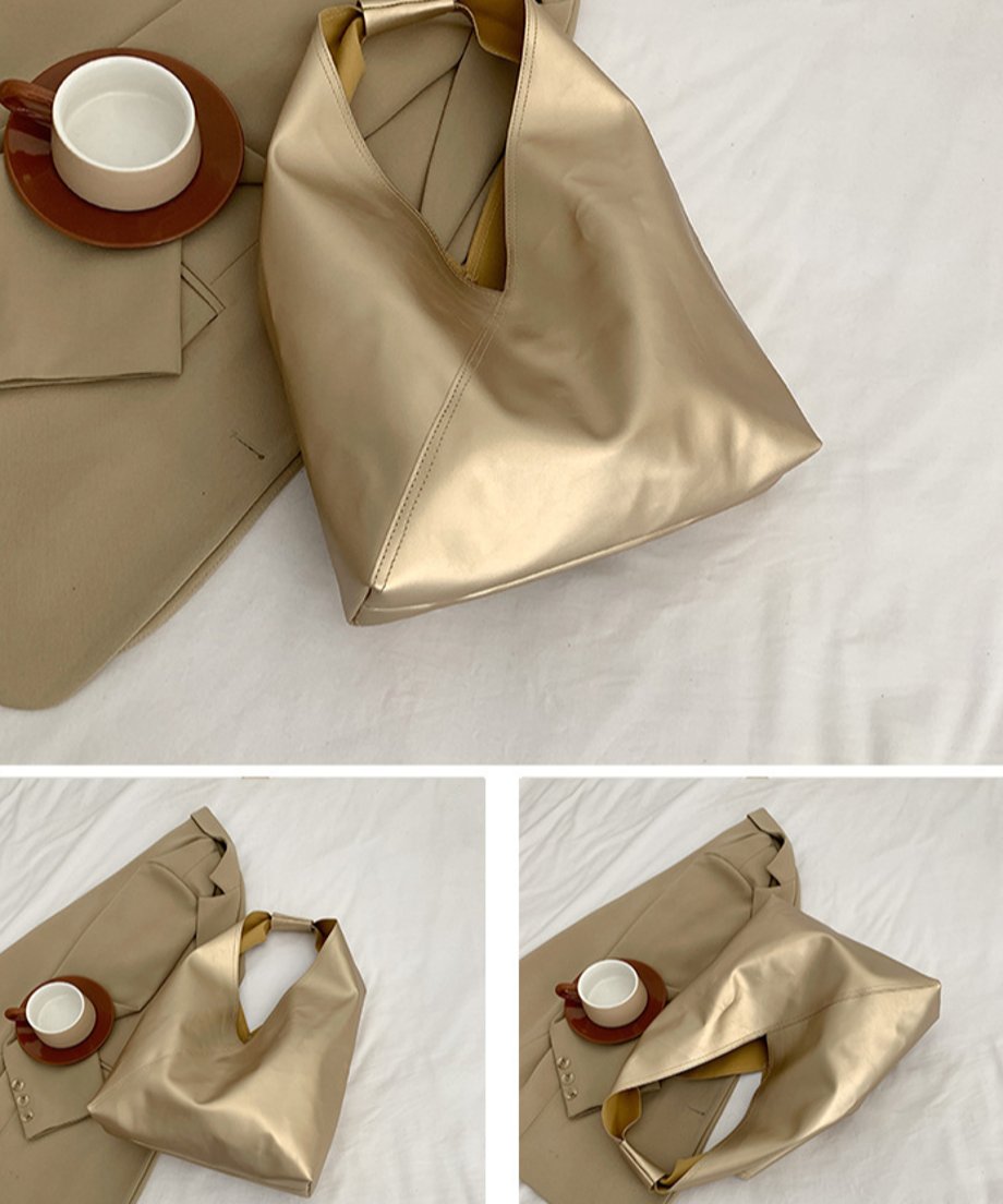 ベージュのジャケットとコーヒーカップの隣に、上品で落ち着いた光沢感を放つゴールドのバッグを配置した、3つのアングルからなる置き画カット。