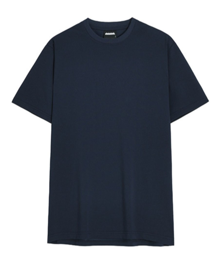 白い背景に置かれた、深みのあるネイビーの半袖クルーネックTシャツの正面全体写真。