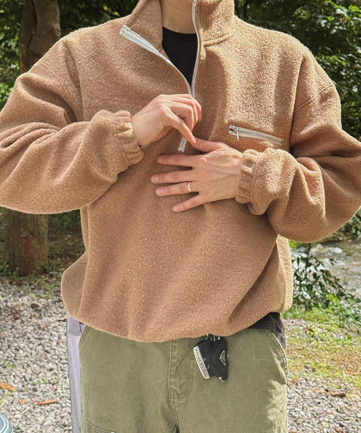 ベージュのハーフジップフリースを着用した男性のフロントカット。
