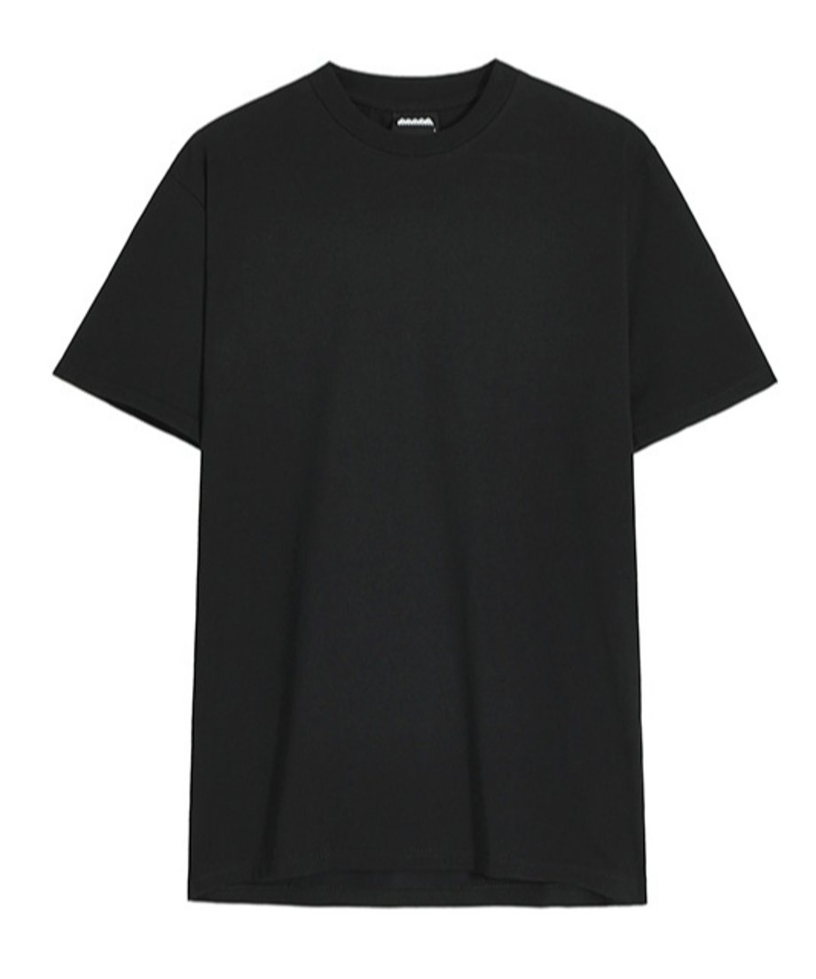 白い背景に置かれた、マットな質感のブラックの半袖クルーネックTシャツの正面全体写真。