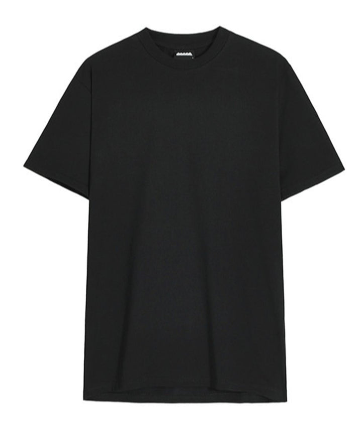 白い背景に置かれた、マットな質感のブラックの半袖クルーネックTシャツの正面全体写真。