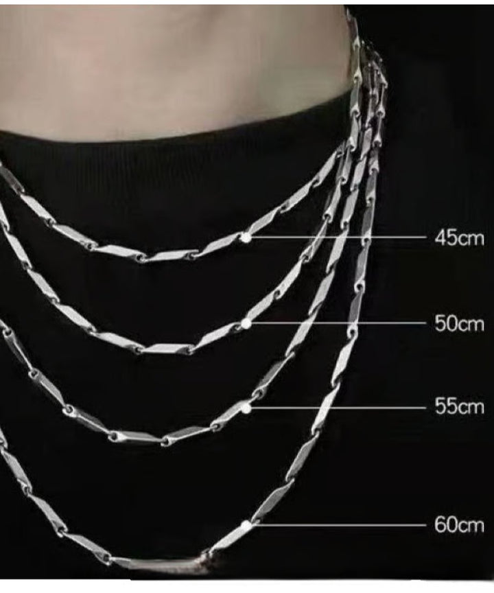 黒Tシャツを着用した胸元で、45cm、50cm、55cm、60cmの4種類の長さのチェーンが綺麗なグラデーションを描く、サイズ比較の着用レイヤードカット。