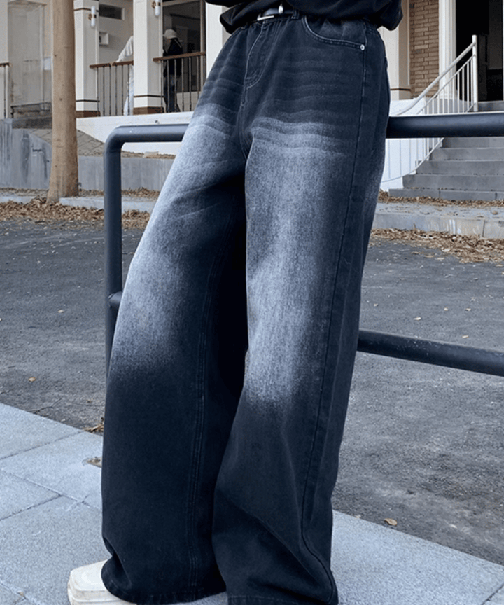 ブラックグレーのワイドデニムパンツを着用した男性のスタイリング。