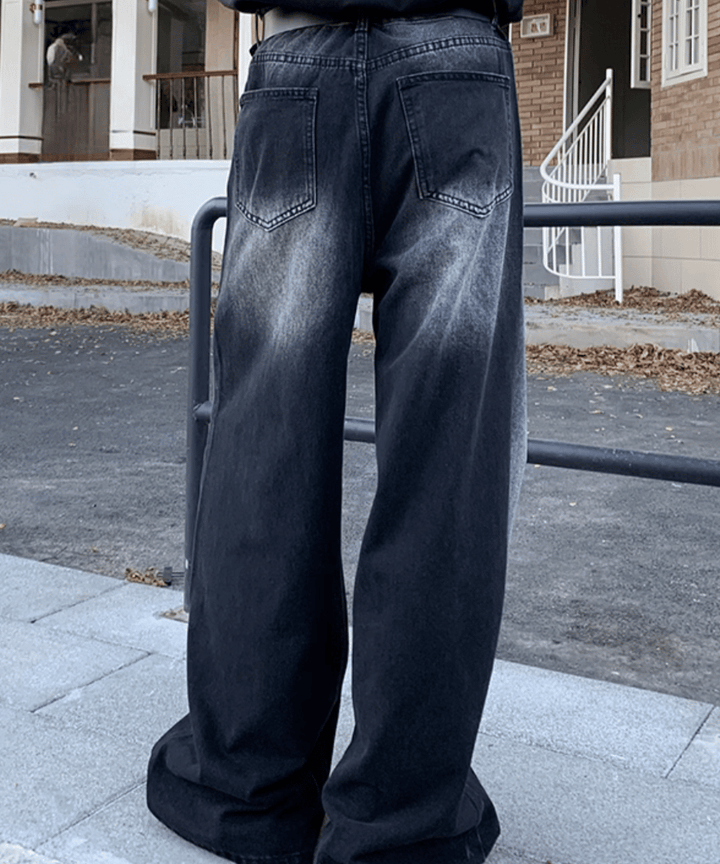 ブラックグレーのワイドデニムパンツを着用した男性のスタイリング。