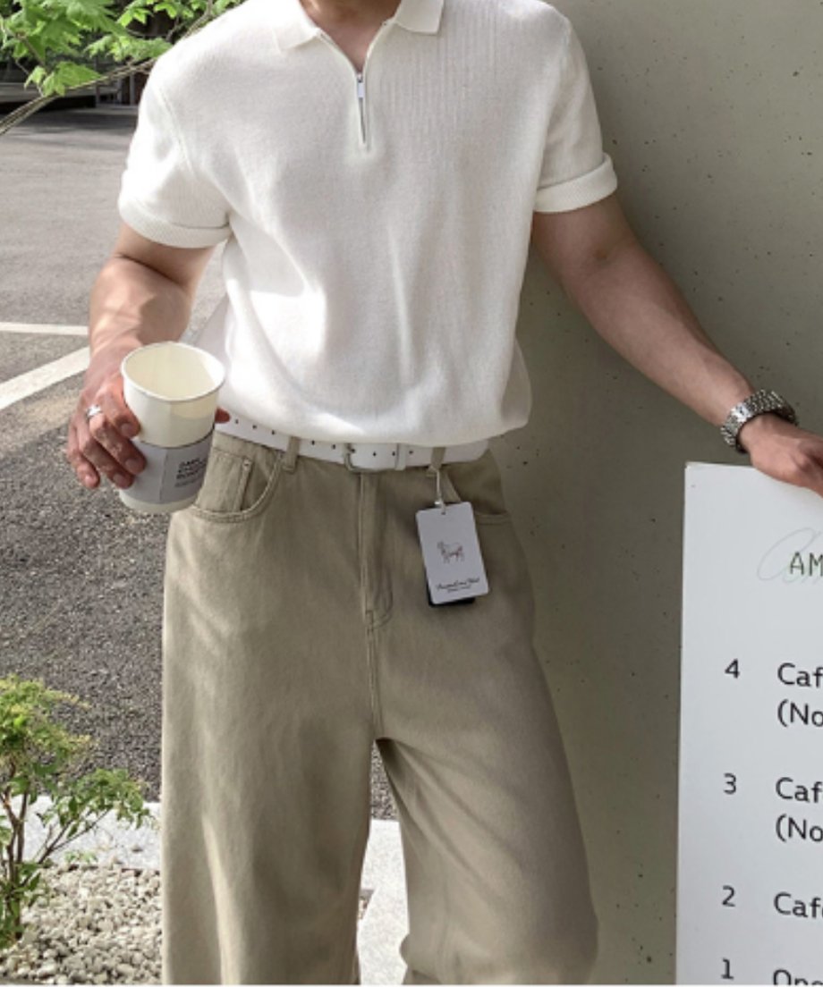 ホワイトのハーフジップニットポロに白ベルト、ベージュのワイドパンツを合わせた、こなれ感のある夏のきれいめアースカラーコーデ。