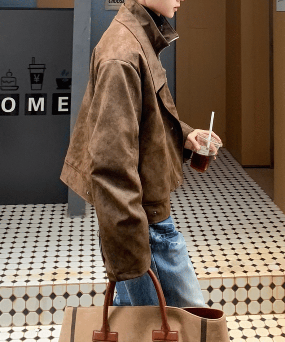 コーヒーカラーのジャケットを着用した男性の横向き（サイド）カット。