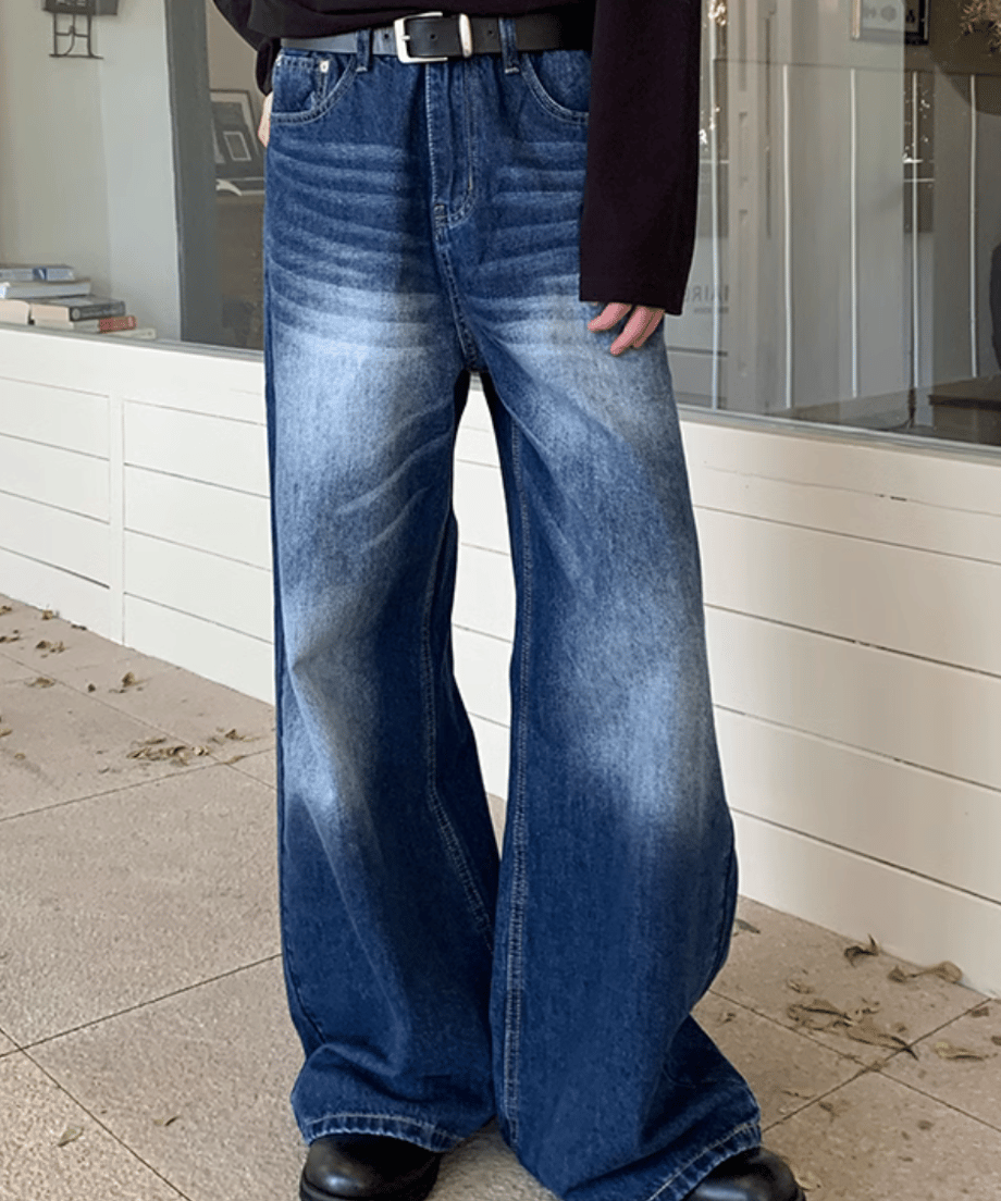 ィンテージブルーのワイドデニムパンツを着用した男性の正面カット。