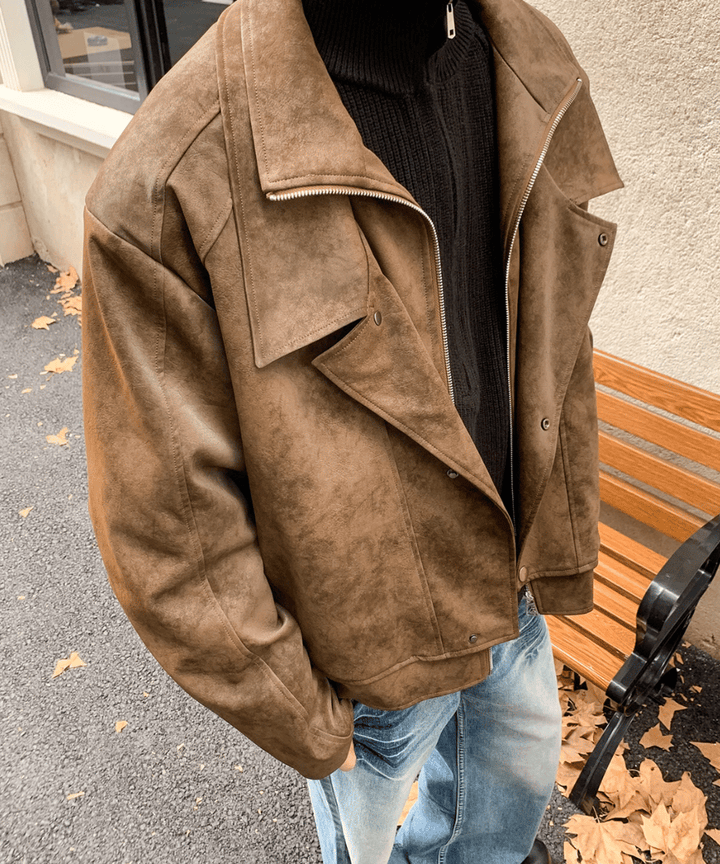 コーヒーカラーのライダースジャケットを着用した男性の斜め上からの俯瞰（ふかん）アップカット。