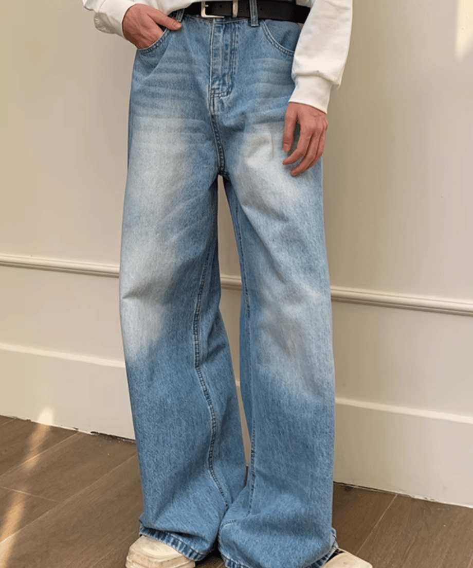 ライトブルーのワイドデニムパンツを着用した男性の正面スタイリング。