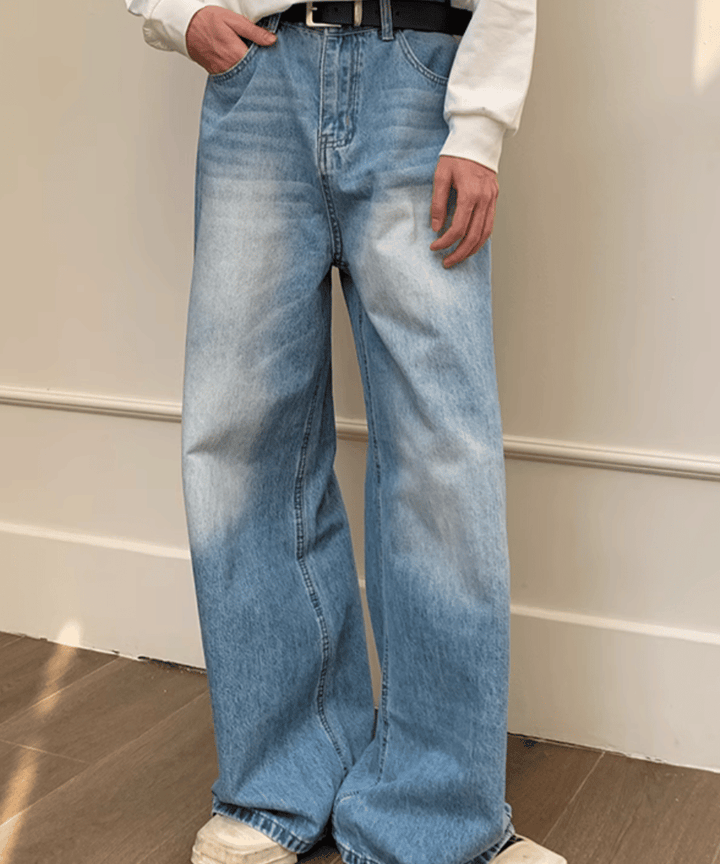 ライトブルーのワイドデニムパンツを着用した男性の正面スタイリング。