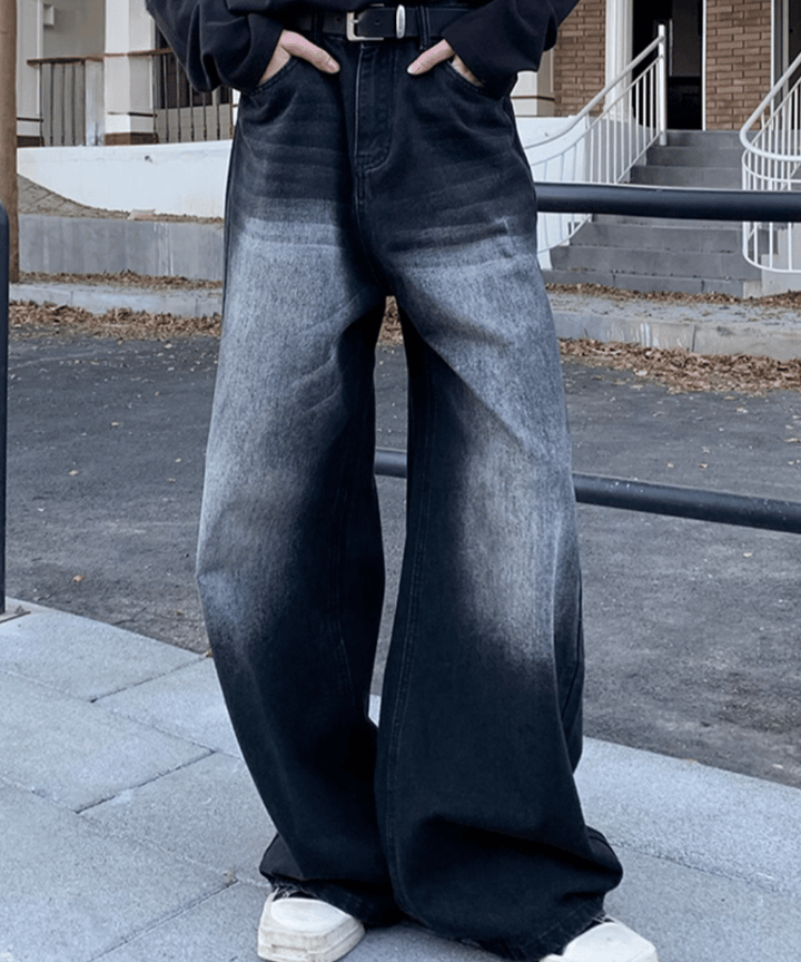 ブラックグレーのワイドデニムパンツを着用した男性の正面スタイリング。
