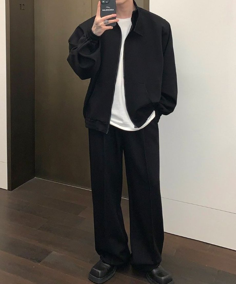 ブラックのジップアップブルゾンに白いインナー、黒のワイドパンツとスクエアトゥのレザーシューズを合わせた、シックなモノトーンの全身スタイリングカット。