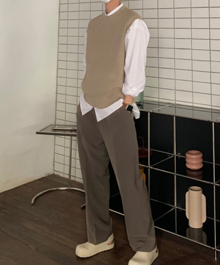 ダークブラウンのワイドスラックスを主役にしたフロントのクローズアップカット。