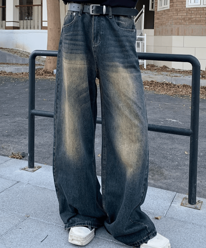 ダークブルーのワイドデニムパンツを着用した男性の斜め前からのアップカット。