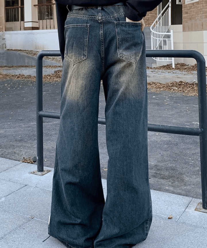 ダークブルーのワイドデニムパンツのバックスタイル（後ろ姿）。