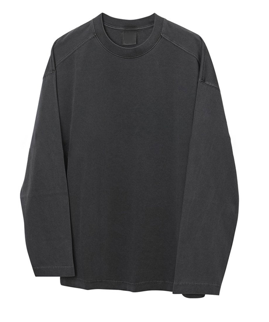 アイアングレーの長袖クルーネックTシャツの全体像を示した、白背景のシンプルな商品単体カット。