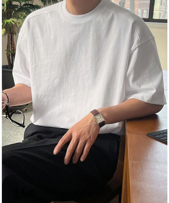 しっかりと目の詰まったクリーンなホワイトTシャツカット。
