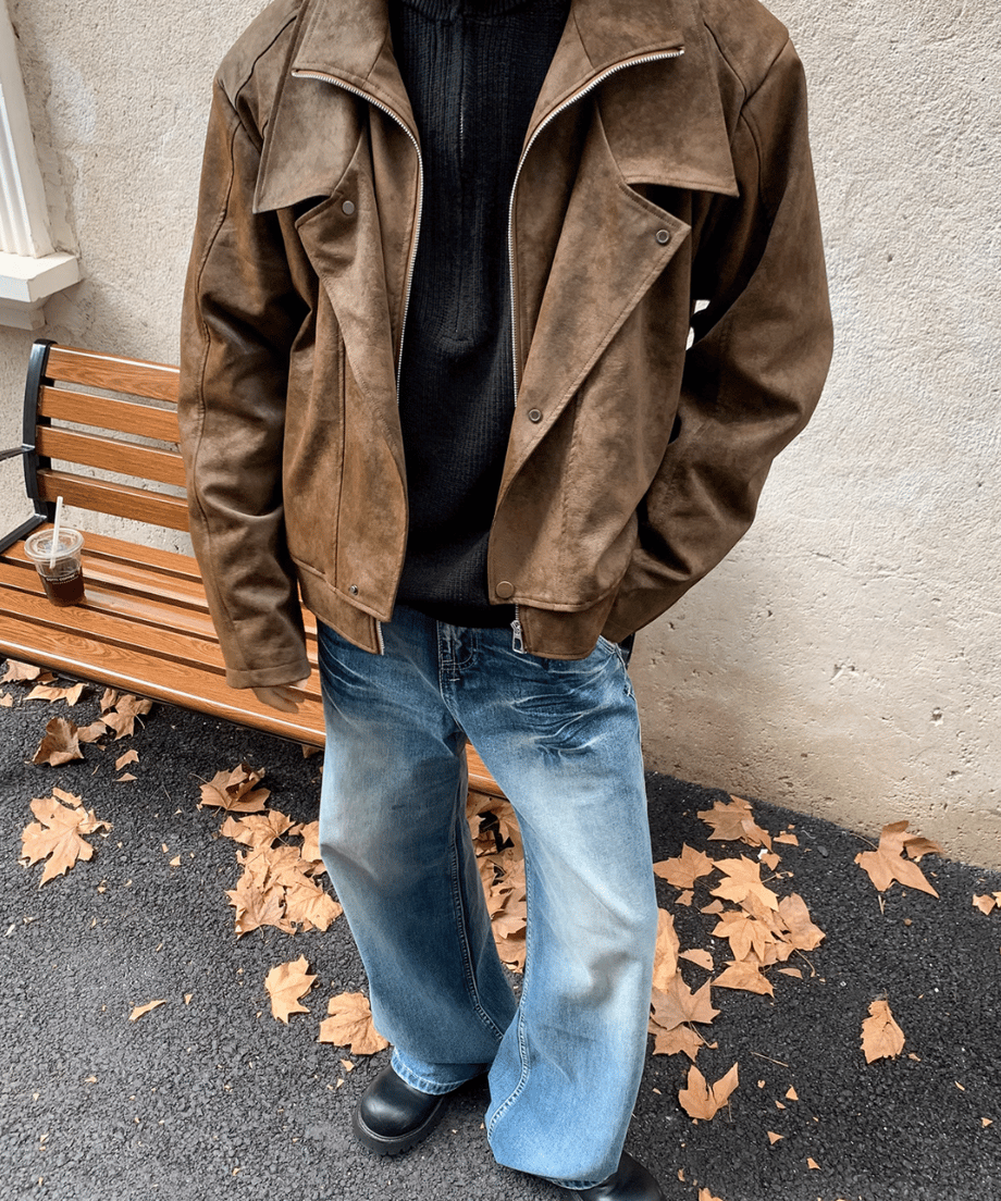 コーヒーカラーのスエード調ライダースジャケットを着用した男性の正面カット。