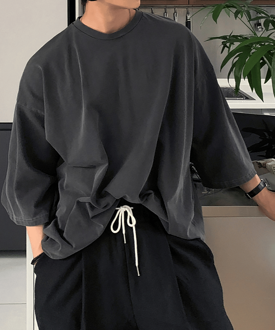 ダークグレーのオーバーサイズTシャツのシルエットにクローズアップしたフロントのミドルカット