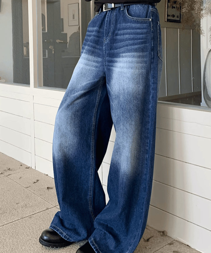 ヴィンテージブルーのワイドデニムパンツを着用した男性のサイド（横向き）スタイリング。