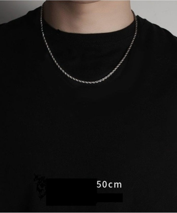 シンプルな黒Tシャツの首元に、すっきりと収まるサイズ感（長さ50cm）のシルバーロープチェーンを合わせた正面からの着用イメージカット。