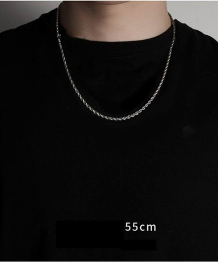 黒Tシャツに、胸元へ向かって程よいゆとりを持たせた長さ55cmのシルバーロープチェーンを着用した、こなれ感のあるスタイリングカット。