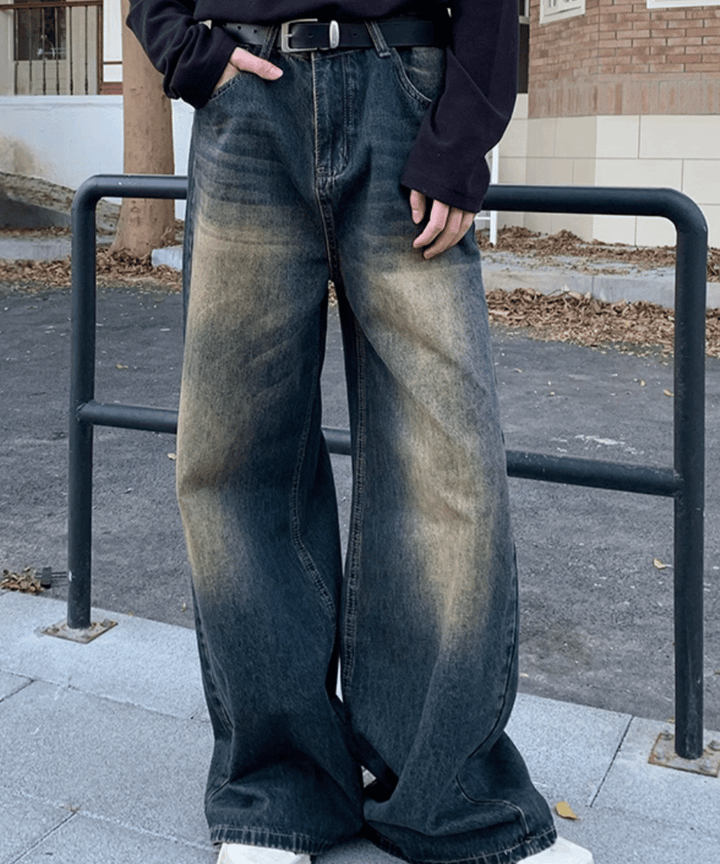 ダークブルー（ヴィンテージ調の黄みがかったウォッシュ加工）のワイドデニムパンツを着用した男性の正面スタイリング。
