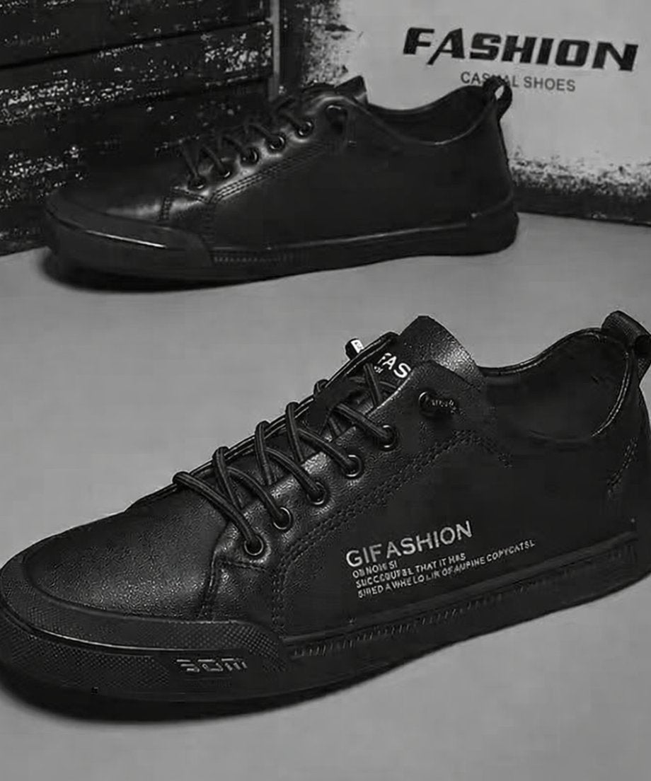 背景に「FASHION CASUAL SHOES」のロゴボックスを配し、シックな質感を引き立てたブラックスニーカー2足のディスプレイ写真。