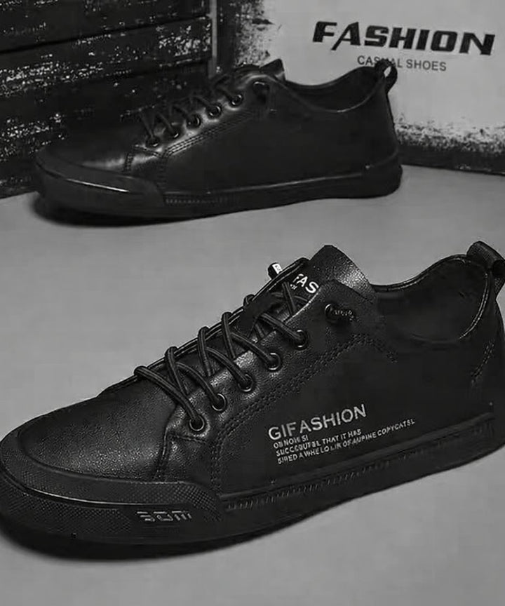 背景に「FASHION CASUAL SHOES」のロゴボックスを配し、シックな質感を引き立てたブラックスニーカー2足のディスプレイ写真。
