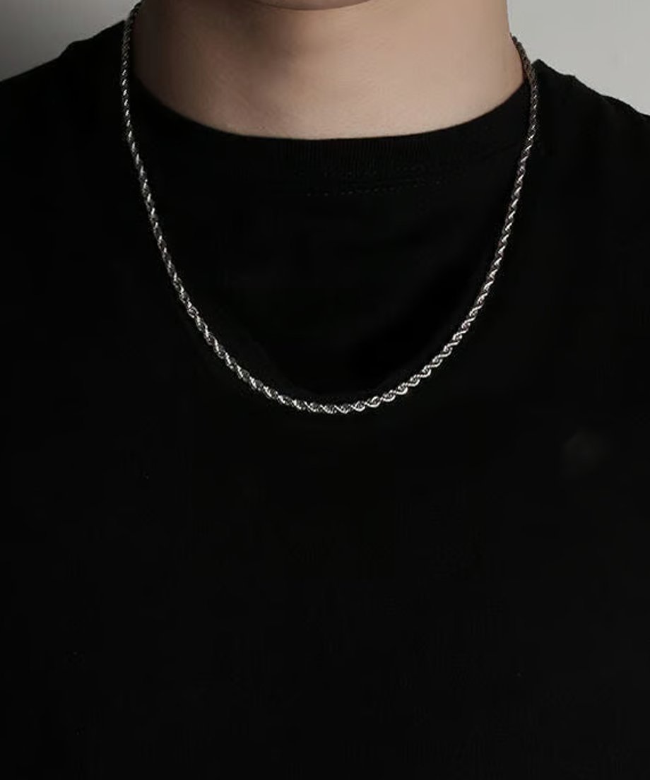 シンプルな黒Tシャツにシルバーのチェーンネックレスを合わせた、シンプルながらもエッジの効いたストリートモードなスタイリングの全体カット。