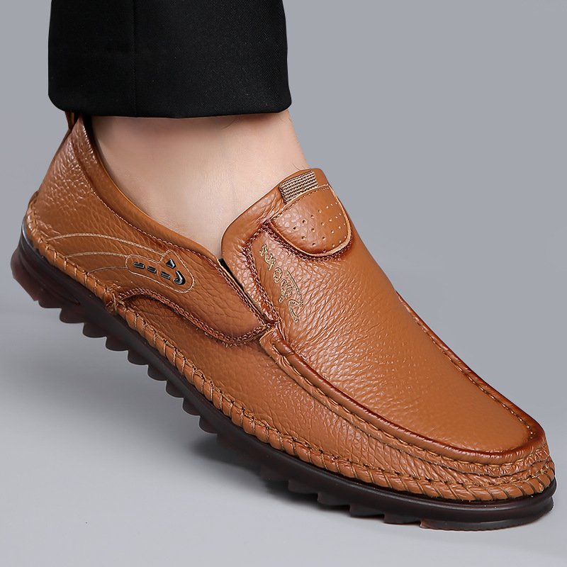 ブラウンのカジュアルローファーを着用した男性の足元のクローズアップ写真