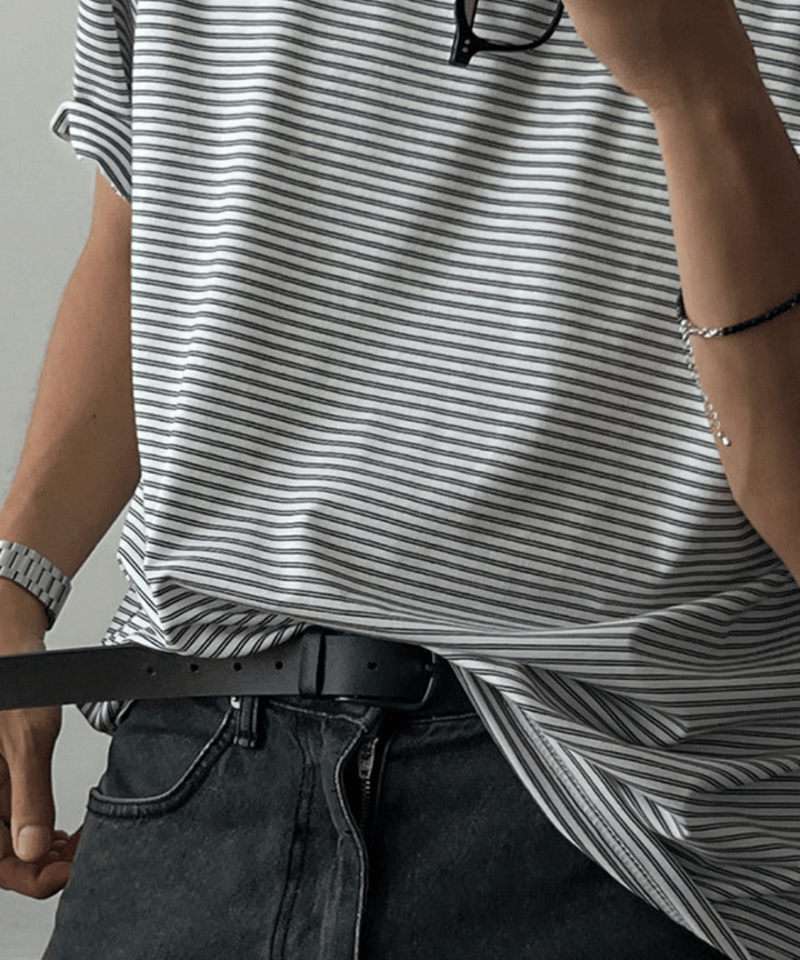 グレーのマルチストライプ柄のTシャツを着た男性の接写ショット。