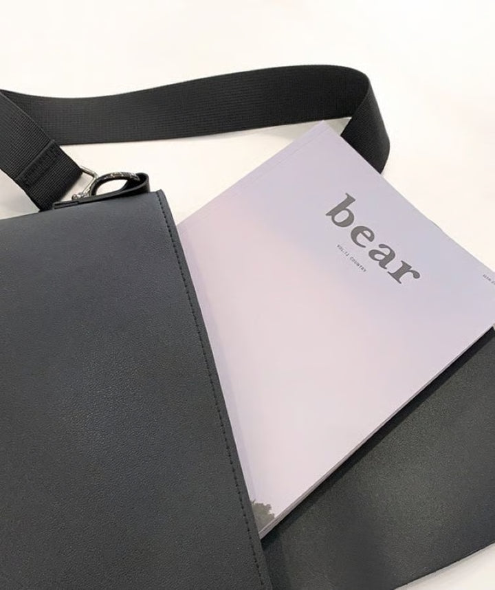 フラップを開けた状態のバッグと、内部に収まるA5サイズ雑誌『bear』。