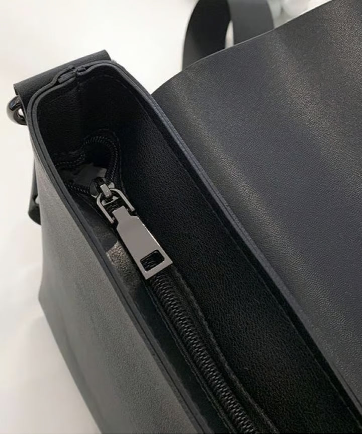 フラップ内部にあるジッパー付きメイン収納口のジップパーツと開口部のアップ。